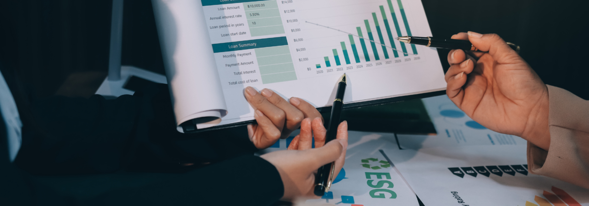 Deux professionnels dans un bureau analysent un document avec les chiffres résultats croissance de leur entreprise.