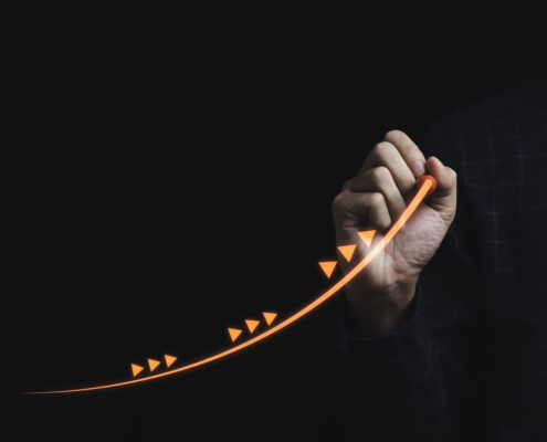 La main droite d'un humain sur un fond tout noir reçois directement le résultat d'une trajectoire croissante et exponentielle.